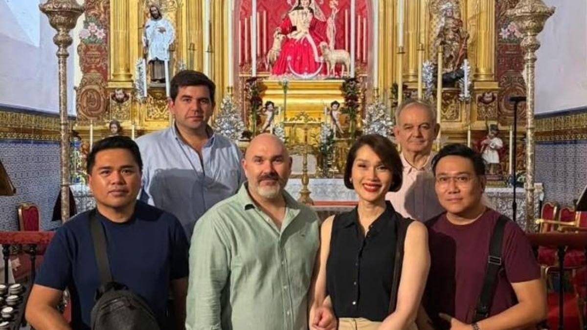 El artista Noli Príncipe Manalang junto a Geraldine Román en su última visita a la Capilla de la Divina Pastora de Santa Marina