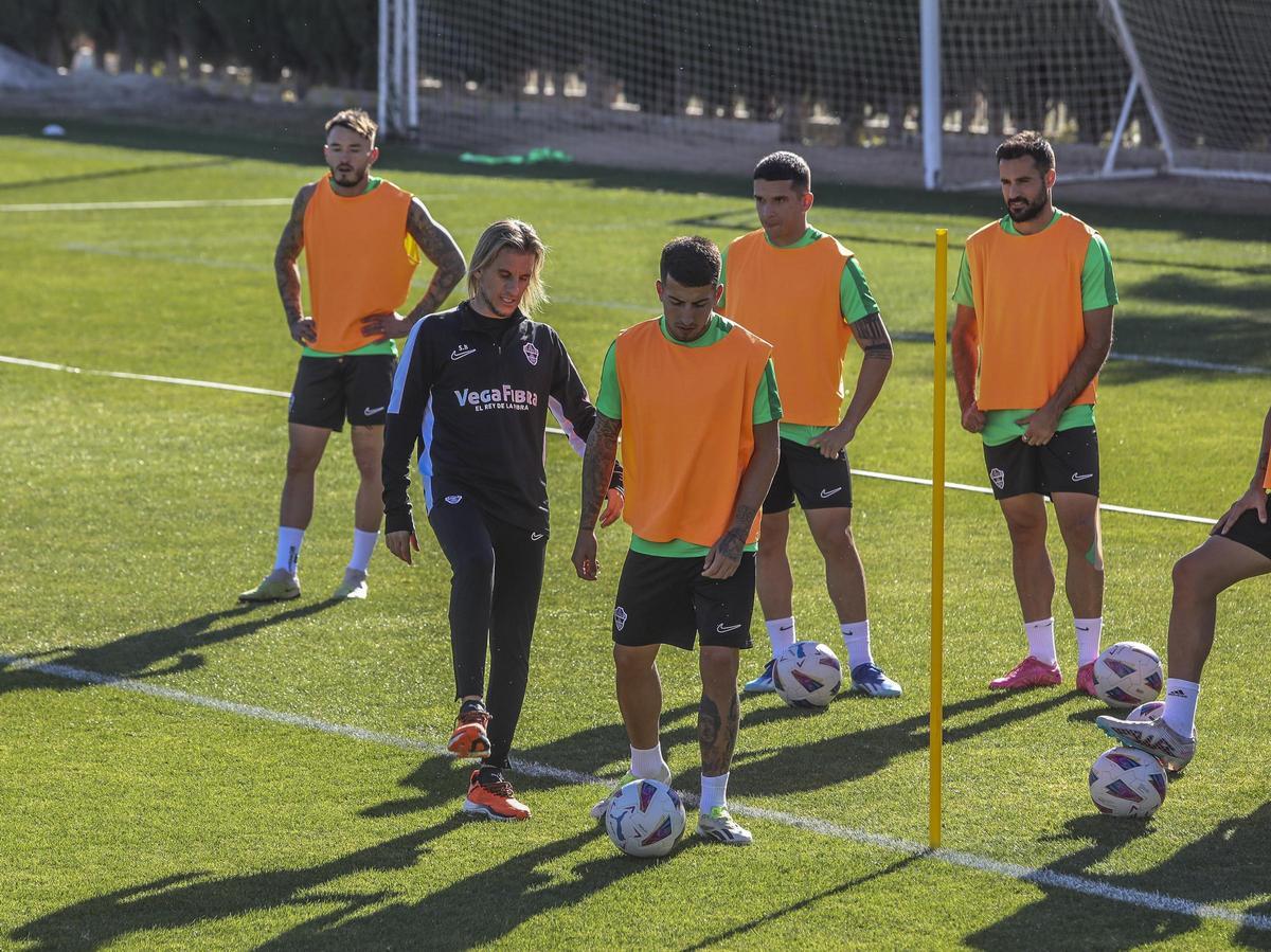 Beccacece dando instrucciones a sus jugadores, durante el entrenamiento del miércoles