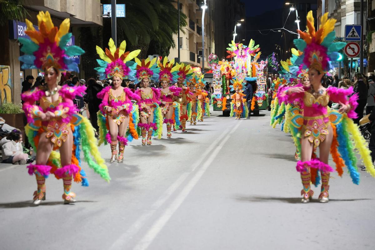 La avenida Juan Carlos I se llenaba de color durante el desfile.