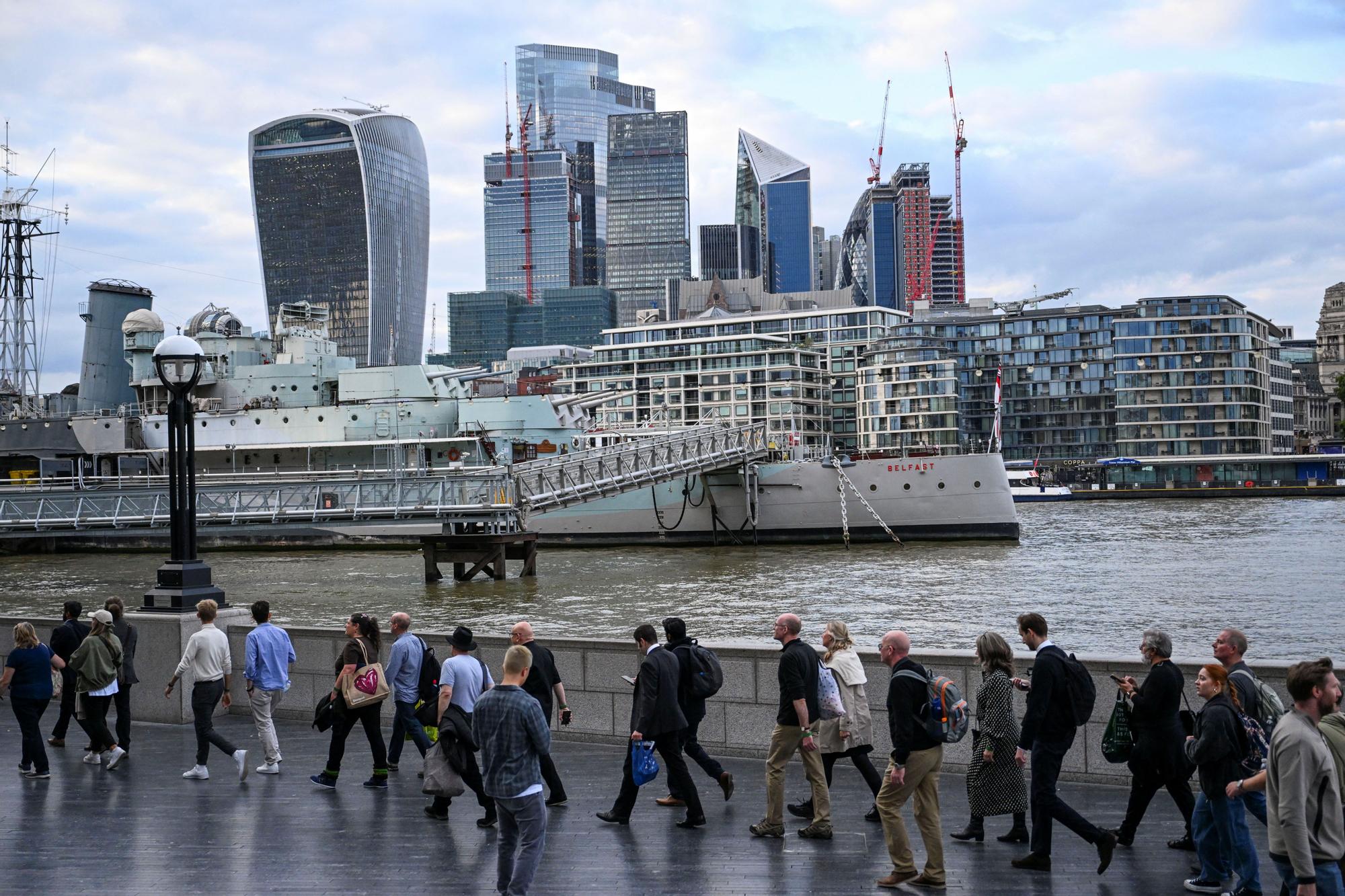 Britain mourns Queen Elizabeth