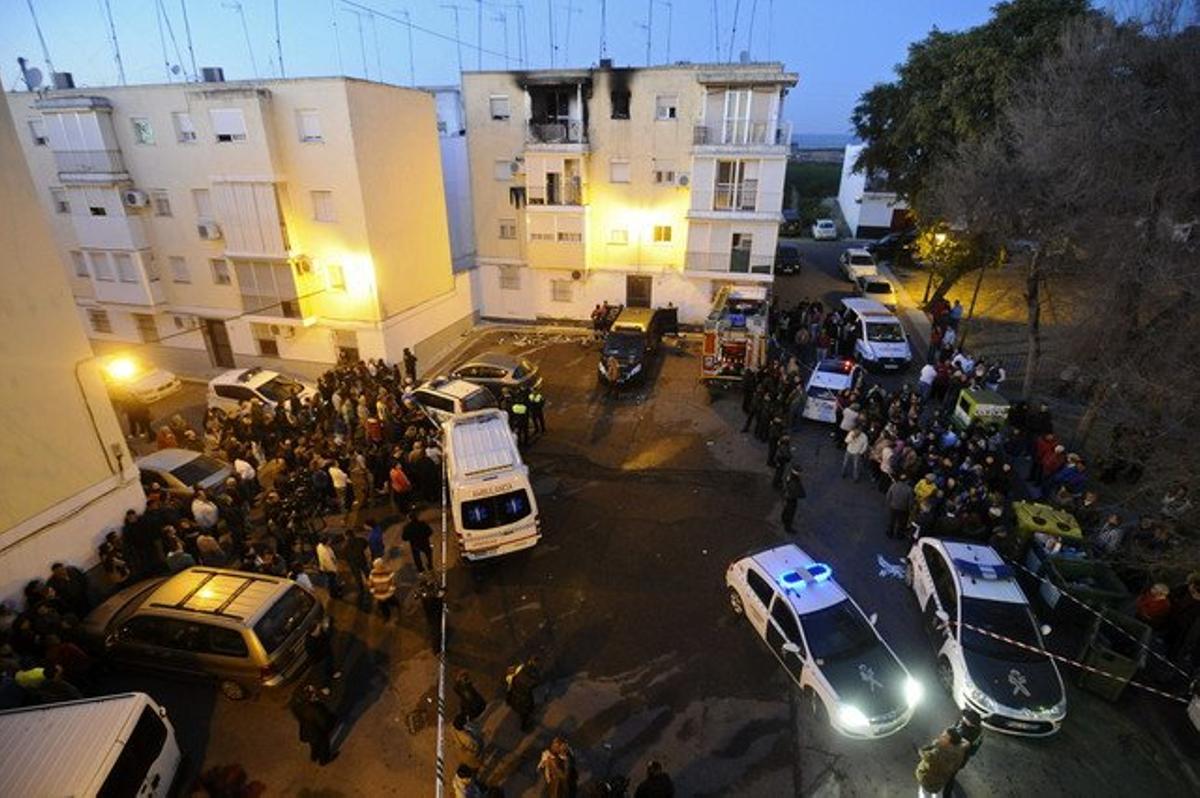Desenes de persones s’amunteguen al costat de la vivenda del carrer de Matallana de Lora del Río (Sevilla) on s’ha produït un incendi en què han mort una dona i els seus fills bessons de 2 anys. Desenes de persones s’amunteguen al costat de la vivenda del carrer de Matallana de Lora del Río (Sevilla) on s’ha produït un incendi en què han mort una dona i els seus fills bessons de 2 anys.