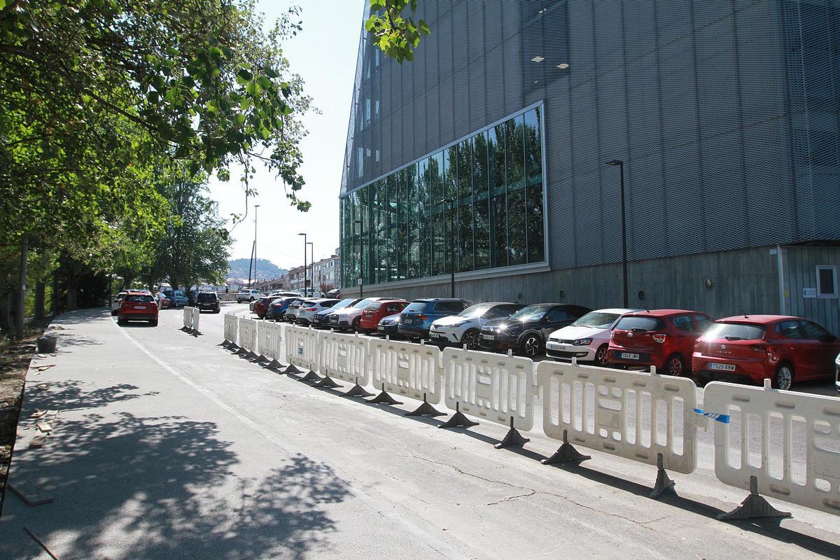 Ya ha terminado la obra para la construcción de una acera más amplia en la calle Velázquez, junto al edificio judicial de Ourense.