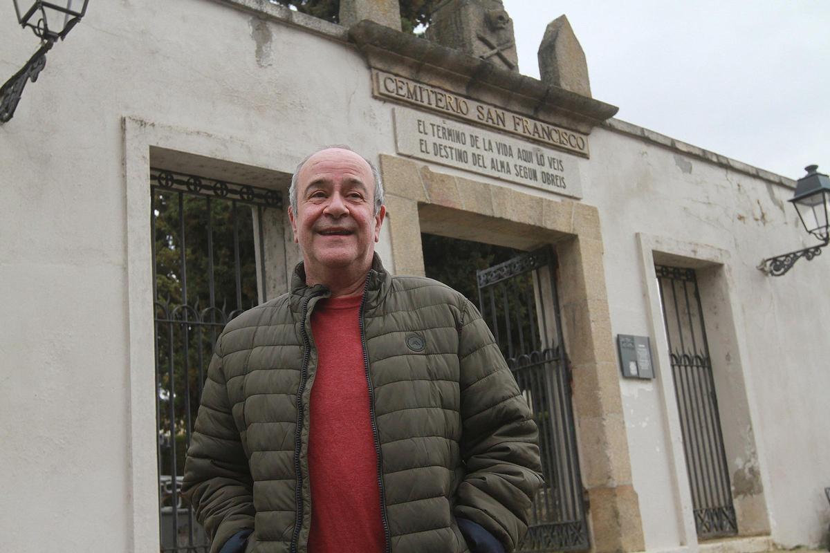 Chesi ante el cementerio de San Francisco, un lugar de Ourense que le gustaba.