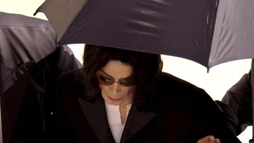 Fotografía de archivo del 10 de marzo del 2005 que muestra al cantante estadounidense Michael Jackson (c) a su entrada al Tribunal Superior del Condado de Santa Bárbara, en Santa María, California (EE.UU.). La estrella del pop podría padecer una rara complicación de pulmón que podría hacer temer por su vida, según la información publicada por un diario británico.