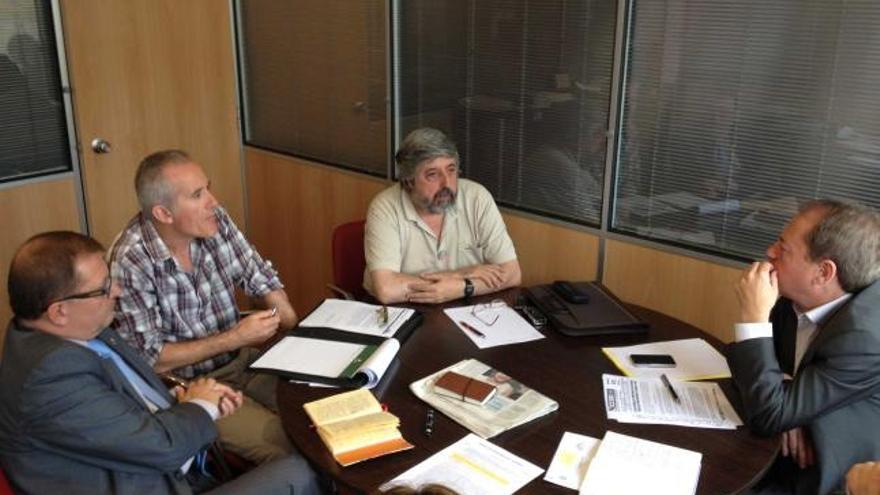 Por la izquierda, Iglesias, Alberto Ramos (CC OO), Lora y Aurelio Martín, diputado regional de IU, ayer, en Oviedo.