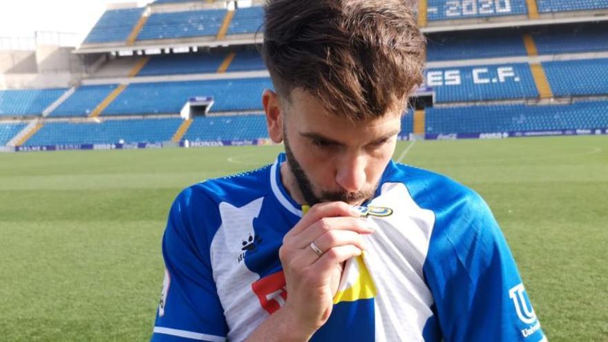 Raúl Ruiz besa el escudo de la camiseta en su presentación.