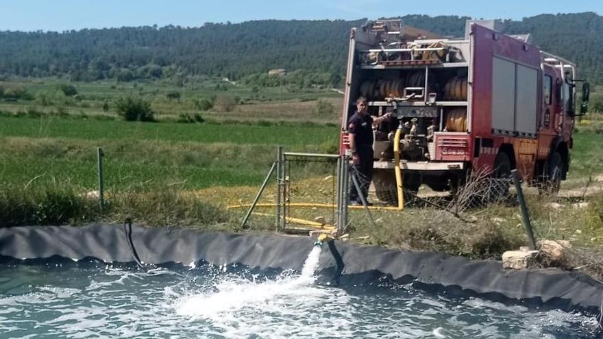 La Llacuna buida la piscina municipal per omplir basses contra els incendis forestals