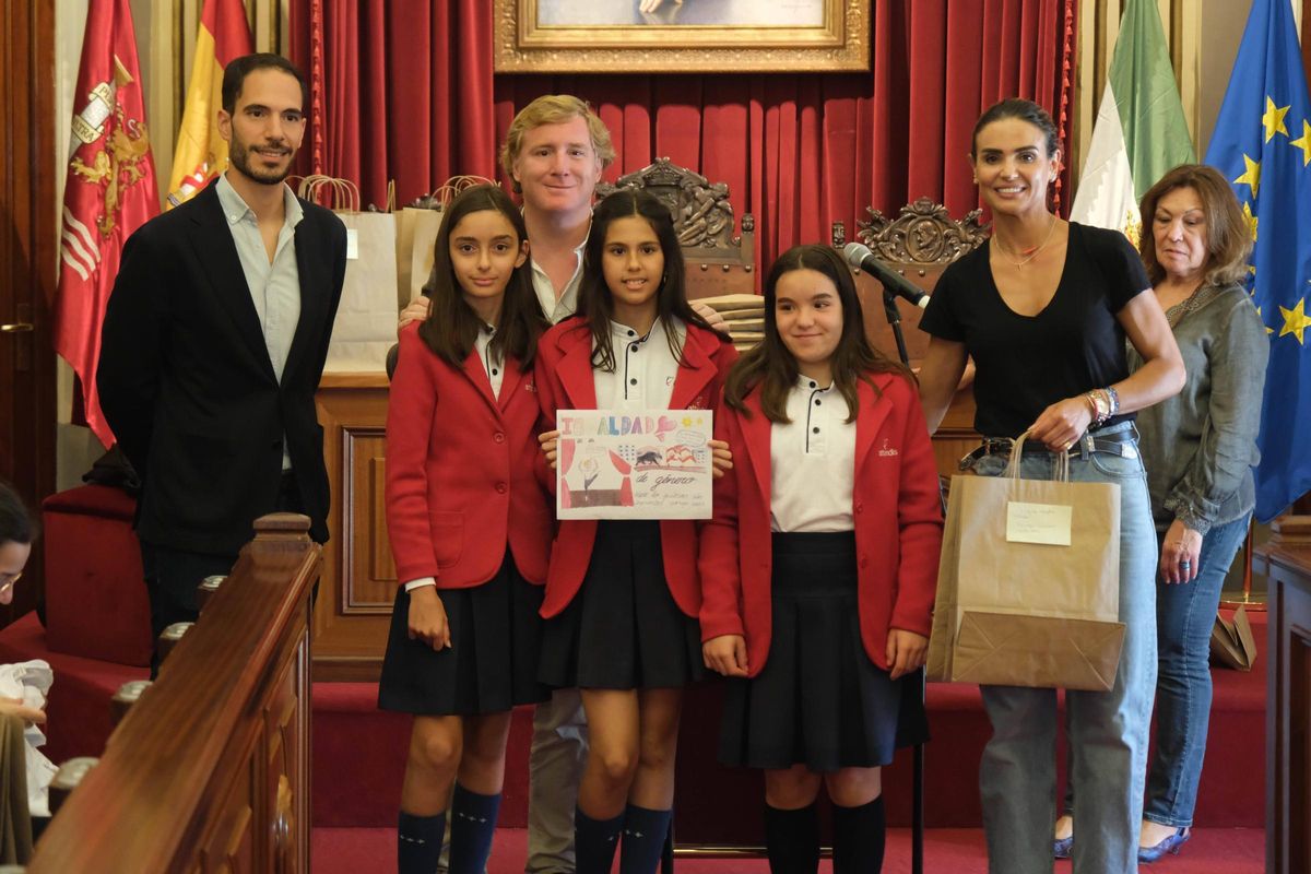 Alumnas del CEIP Puerta Palma recibiendo una mención especial ayer por su dibujo en el concurso 'Por un mundo igualitario, diseña tu camiseta'.