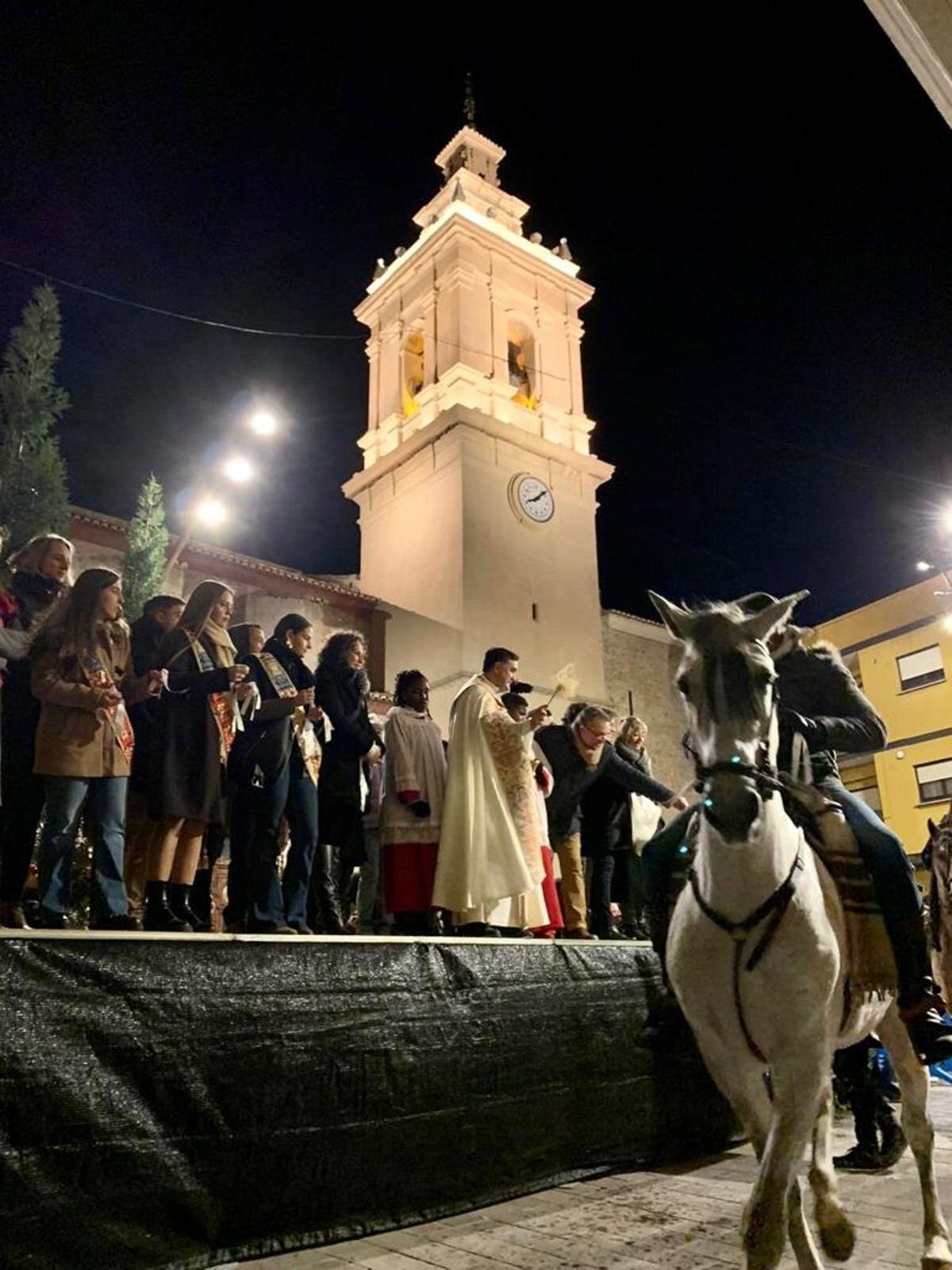 El párroco local, Juan Ángel Tapiador, ha bendecido a decenas de monturas y mascotas.