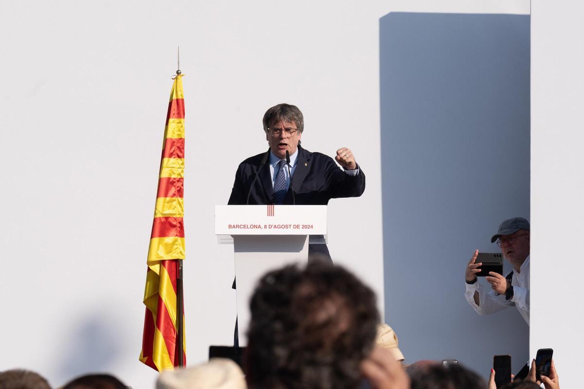 Carles Puigdemont, el pasado verano en Barcelona, y su abogado, Gonzalo Boye, al fondo. Carles Puigdemont, el pasado verano en Barcelona, y su abogado, Gonzalo Boye, al fondo.