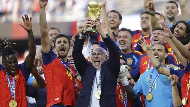 De la Fuente levanta el trofeo de campeón a la conclusión del partido. | EFE