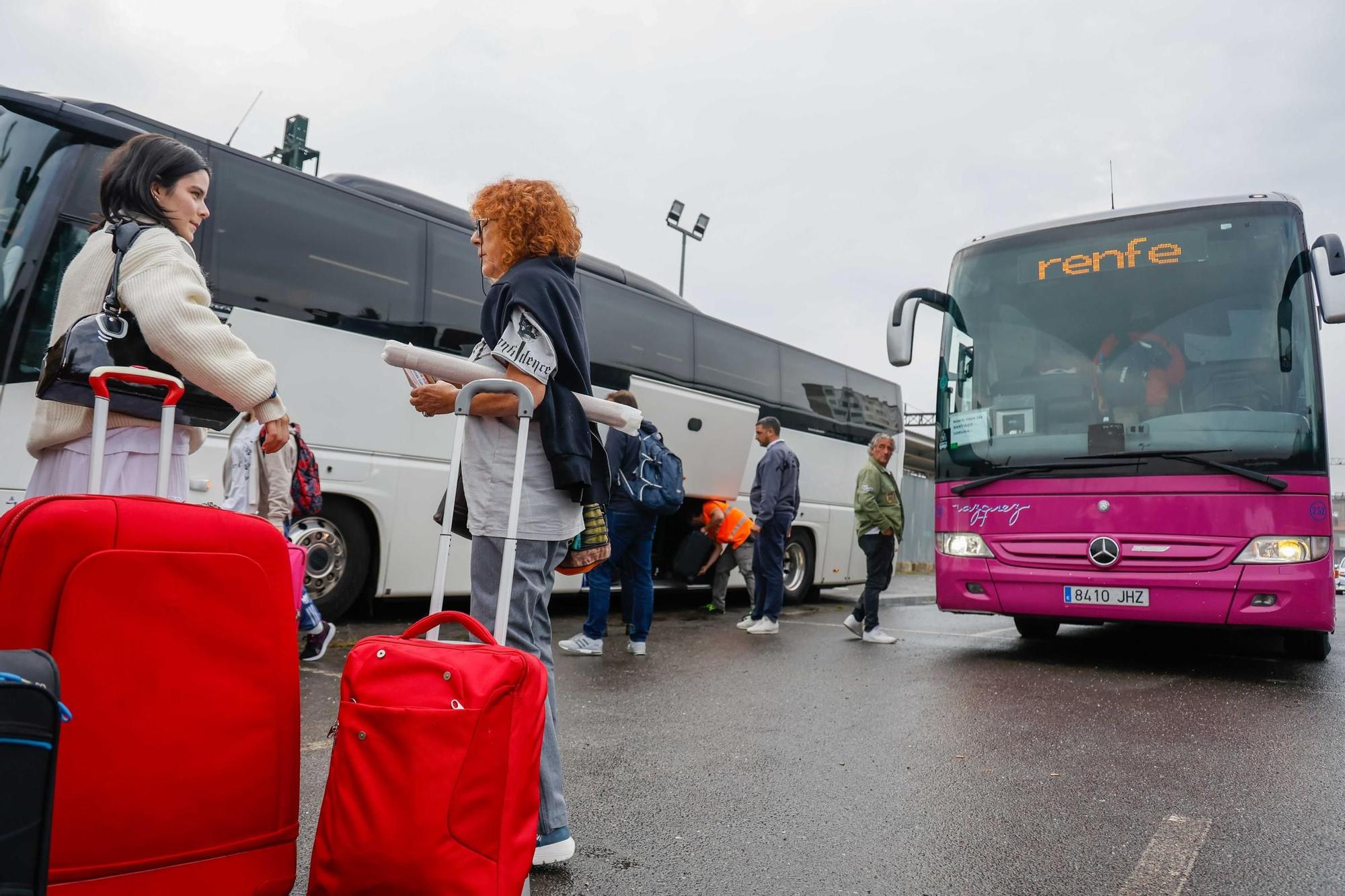 Renfe lo consigue: trasbordo ordenado del tren al bus y sin protestas en Santiago