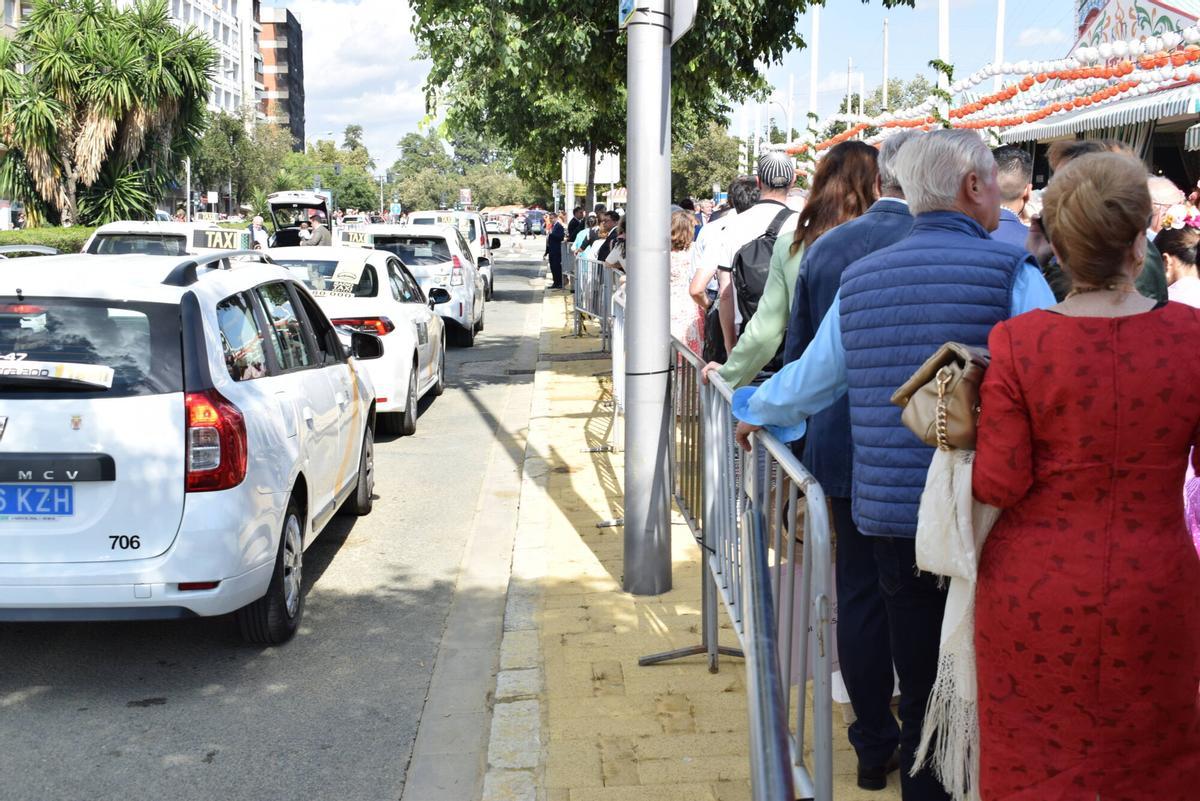 Taxis en la parada provisional de la Feria de Sevilla