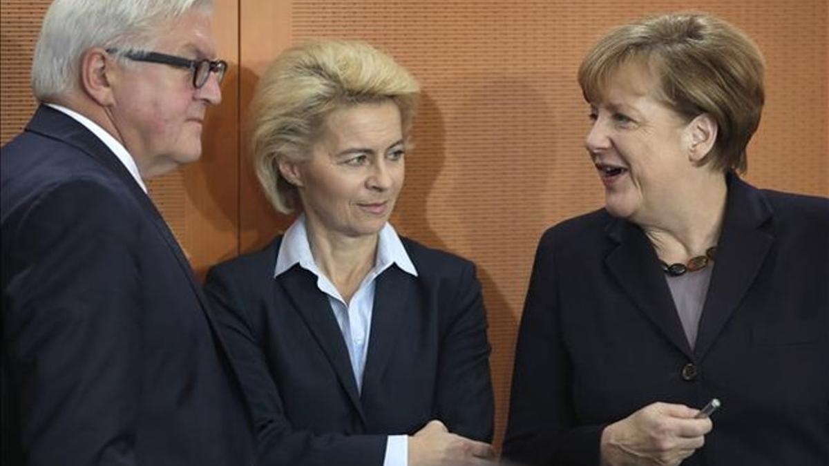 Merkel, con la ministra de Defensa, Ursula von der Leyen, y el titular de Exteriores, Frank-Walter Steinmeier, este martes.