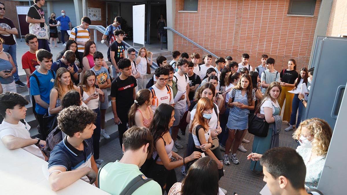 Alumnos cordobeses en el primer día de la Selectividad 2022.