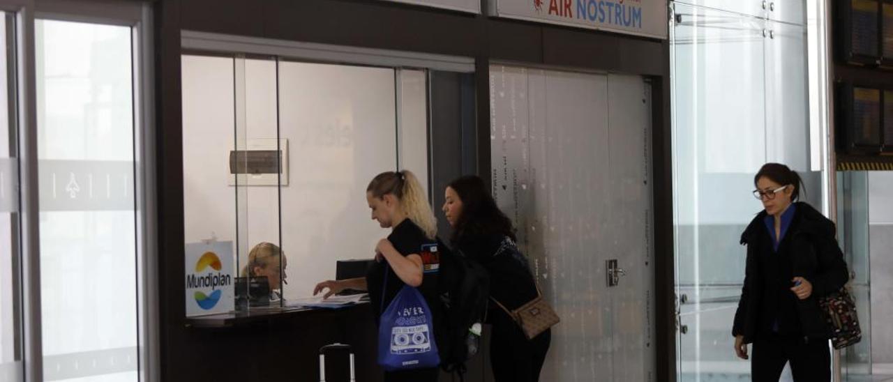 Empleadas de Air Nostrum en el aeropuerto de Manises, en una imagen de archivo.