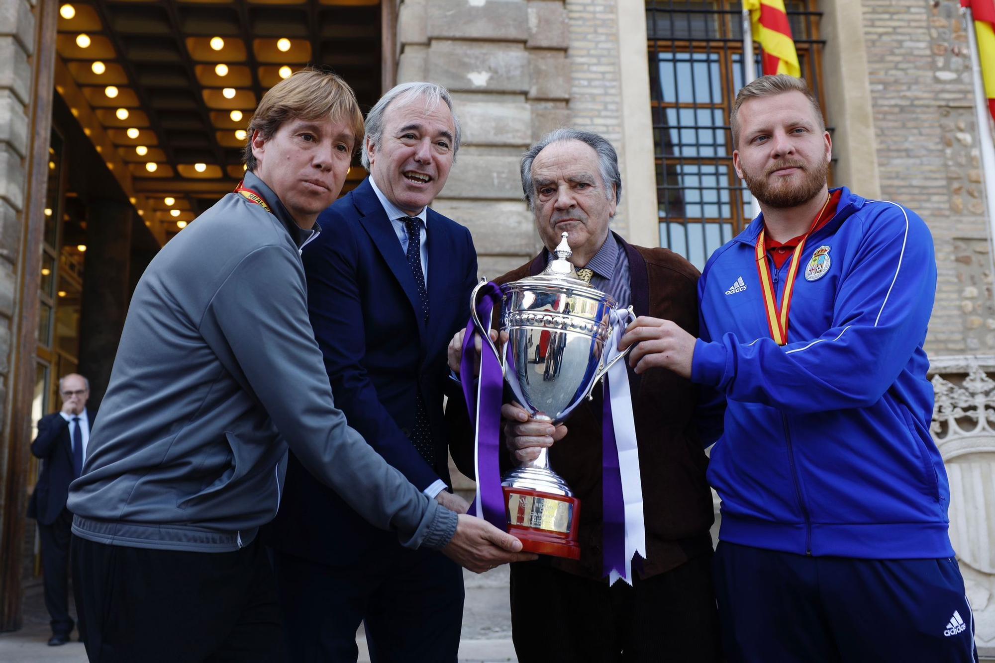 Azcón recibe a la selección aragonesa, flamante campeona de la Copa Regiones de la UEFA