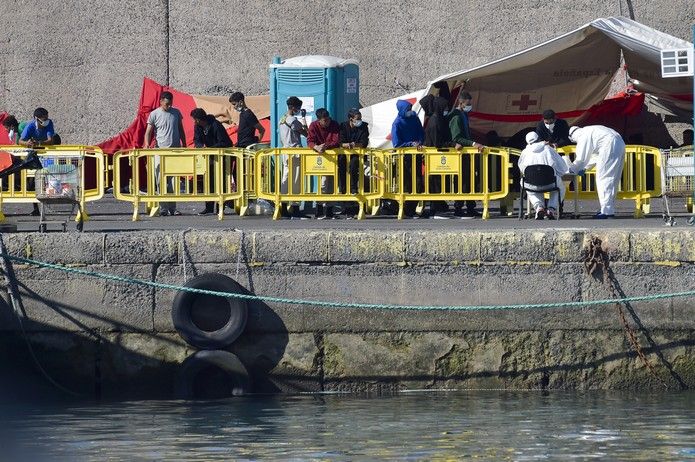 Llegada de inmigrantes al muelle de Arguineguín