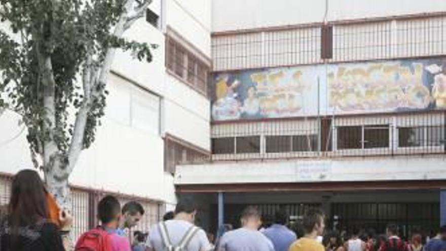 Alumnado esperando a matricularse en Formación Profesional el curso pasado.