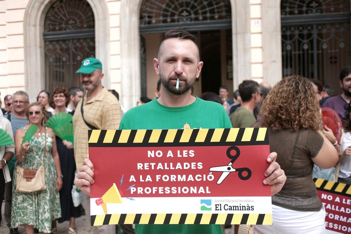 Protesta con pancartas y pitos frente al instituto.