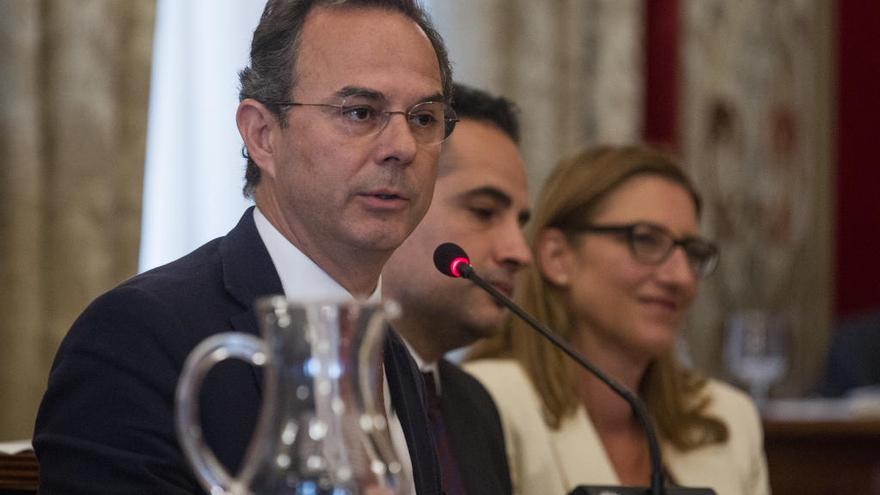 El edil de Hacienda, Carlos Castillo, está presentando la propuesta a los grupos