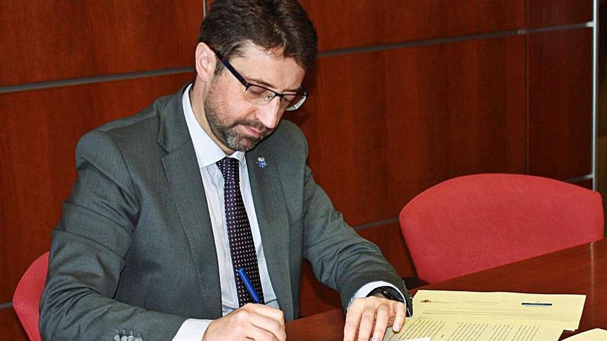 Enrique Fernández, ayer, durante la firma de los convenios.