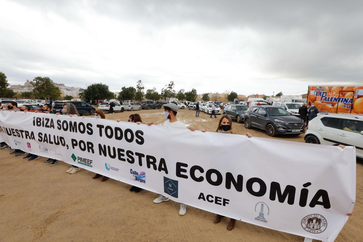 Las 13 asociaciones convocantes muestran una pancarta con el lema de la movilización. J. A. Riera