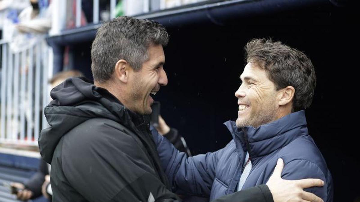 Funes y Rubi saludándose en el duelo del Málaga CF y la UD Almería en la fase regular en La Rosaleda.