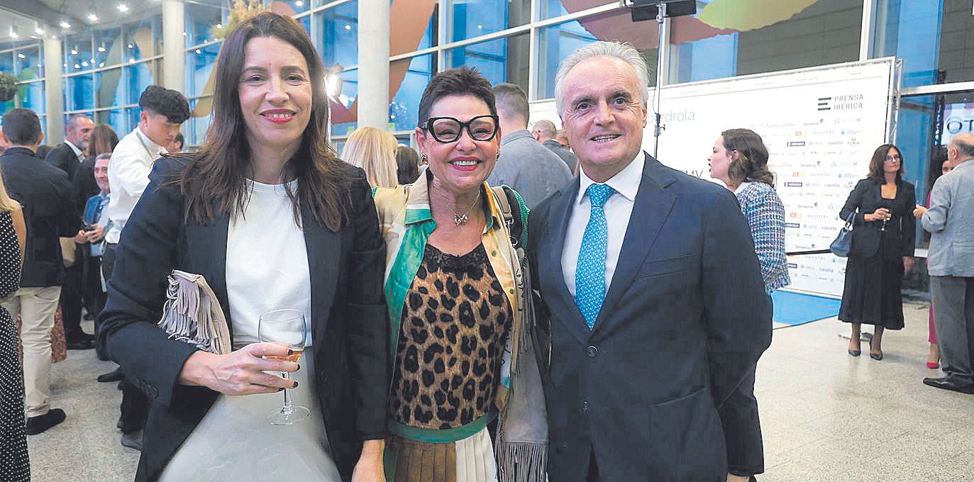 Carolina Beguer, directora de Comunicación de Nealis; Esther Castellano, de Prodigioso Volcán; y José Luis Vilar, director general de Nealis.