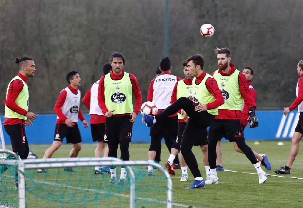 Una plantilla dividida en cuatro equipos trabajó en ejercicios tácticos y técnica con el balón.