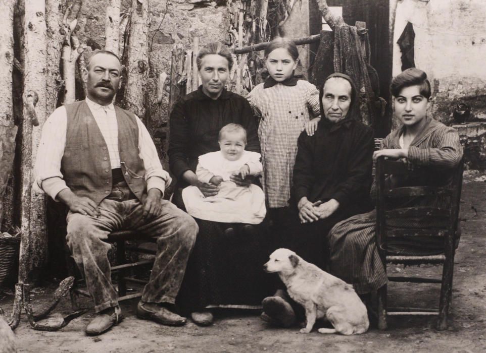 Retrat de la família de pescadors Rocas Pagès a Tamariu (1910-1915)