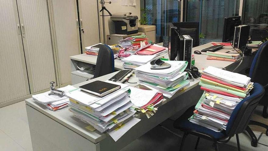 Una mesa llena de papeles en uno de los juzgados de Ourense. // Iñaki Osorio