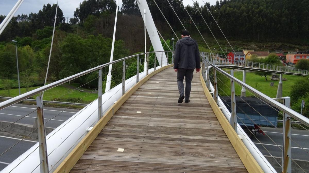 La pasarela que conecta Vilarrodís con el área de esparcimiento de O Seixedo.