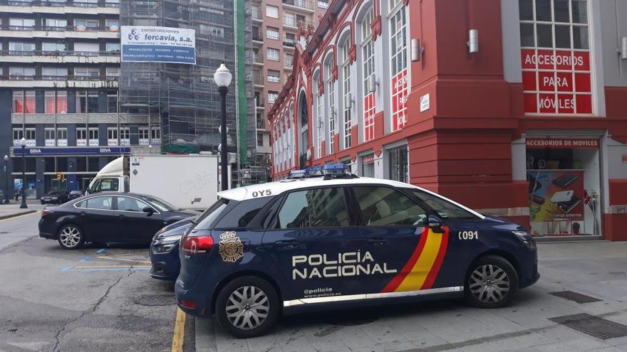 Un hombre armado y disfrazado de Guardia Civil siembra el desconcierto en el Mercado del Sur de Gijón