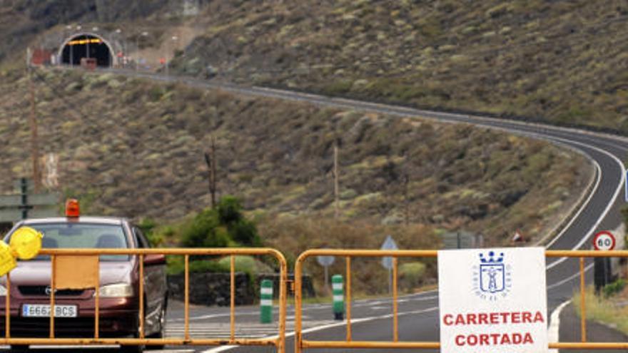 Vista de la carretera de acceso al túnel del Roquillo que continúa cerrada por el peligro de desprendimientos debido a los seísmos que afectan a la isla.