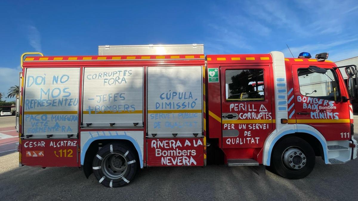 Las pintadas en uno de los camiones