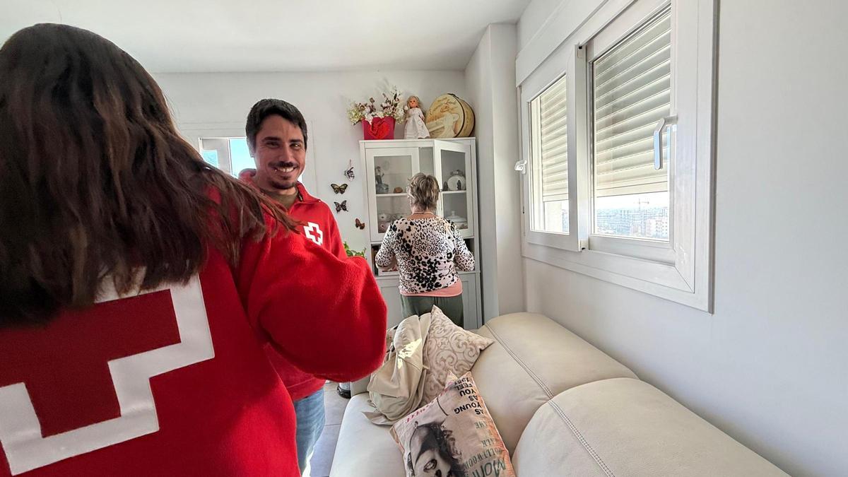 El acompañamiento de Cruz Roja se ofrece a nivel domiciliario y también en exteriores