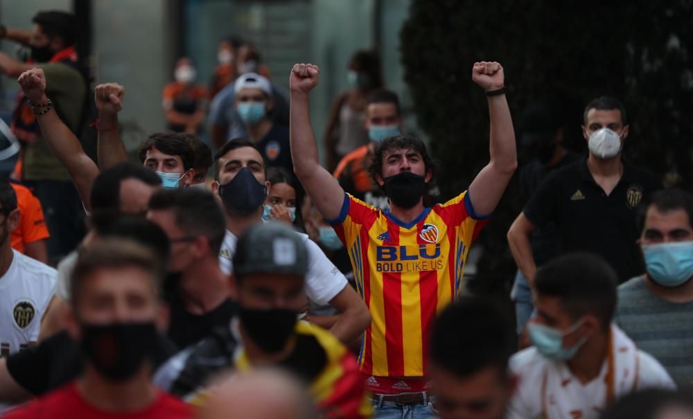 Protesta de los aficionados del Valencia CF contra de Meriton y Peter Lim