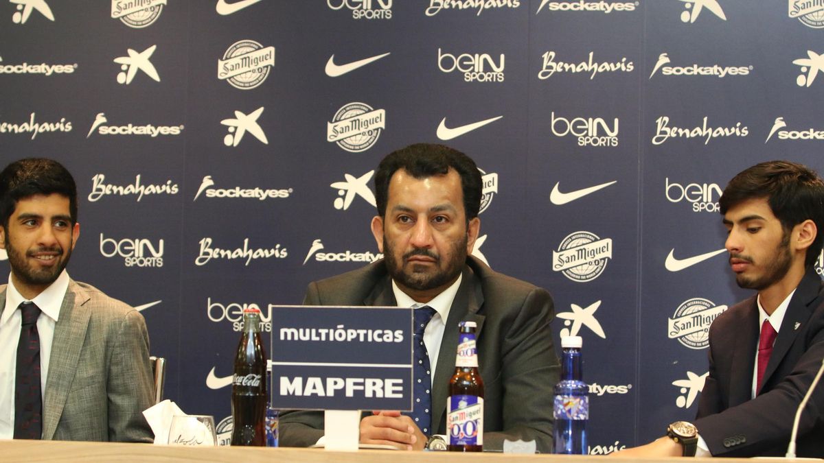 Al-Thani, junto a dos de sus hijos, en la sala de prensa de La Rosaleda.