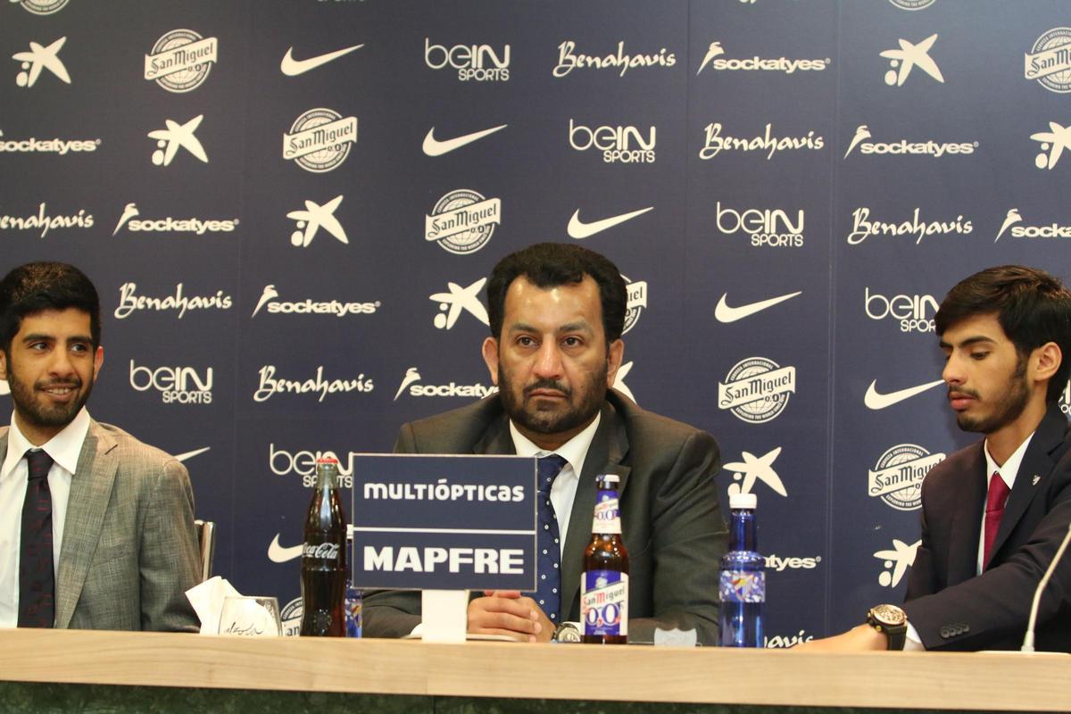 Al-Thani, junto a dos de sus hijos, en la sala de prensa de La Rosaleda.