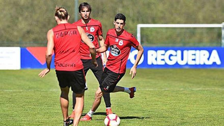 Carlos Fernández, a la espera de recibir el alta - El entrenamiento de esta mañana en el estadio de Riazor, el último antes del encuentro de  mañana contra el Oviedo en el Carlos Tartiere, representará la última prueba para saber si Carlos Fernández puede entrar en la convocatoria. El  delantero probablemente reciba tras la sesión de hoy el visto bueno de los servicios médicos para viajar con el resto de sus compañeros a  Oviedo. Carlos Fernández regresaría así a una lista aproximadamente un mes después de la última recaída que sufrió de su lesión muscular. También será un día clave para Pablo Marí, aunque en el caso del defensa las posibilidades de entre en la convocatoria son menores después de toda la semana apartado CARLOS PARDELLAS del grupo por unas molestias