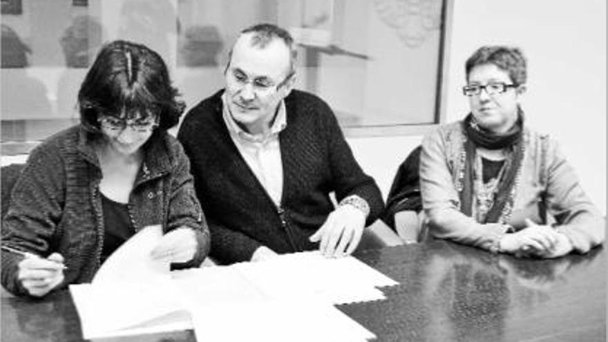Les entitats impulsores i el regidor de Benestar Social, Joan Torras, signen el conveni del Banc del Temps