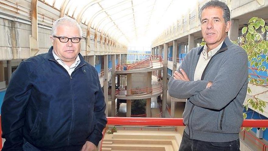 Enrique Solana (i) y Vicente Boissier en la Escuela de Arquitectura de la ULPGC.