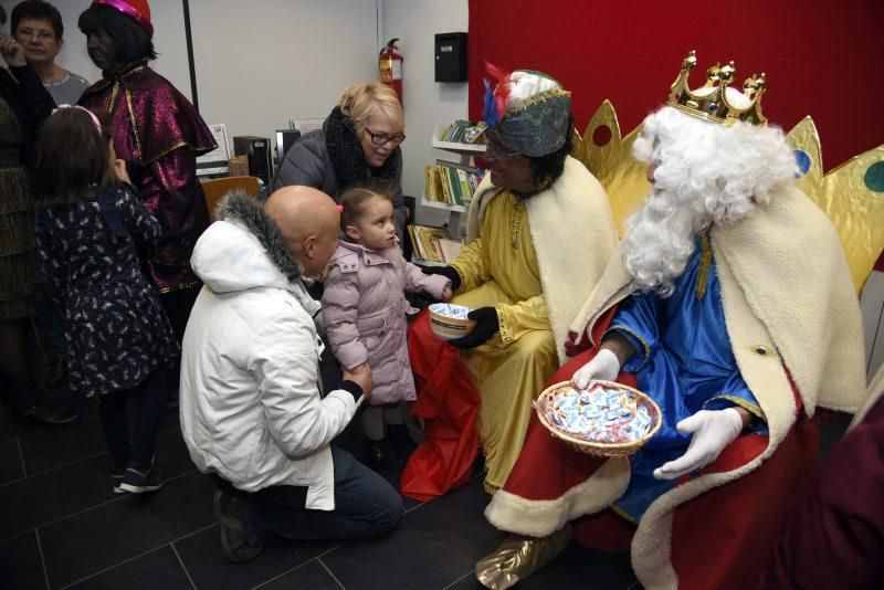 Los Reyes Magos visitan el centro de mayores Rey Fernando