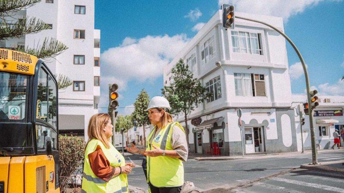 Astrid Pérez (d) junto a Ángela Hernández en la calle Méjico.