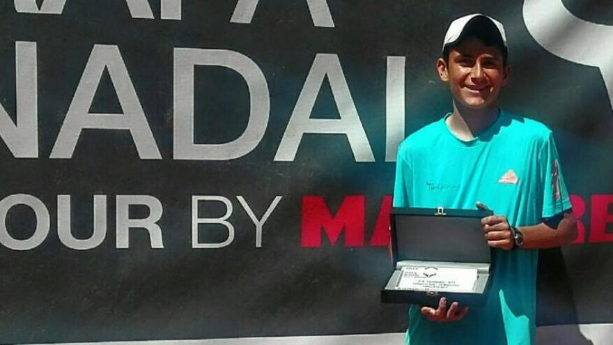 Gerard Planelles posa con el trofeo de campeón del Rafa Nadal Tour