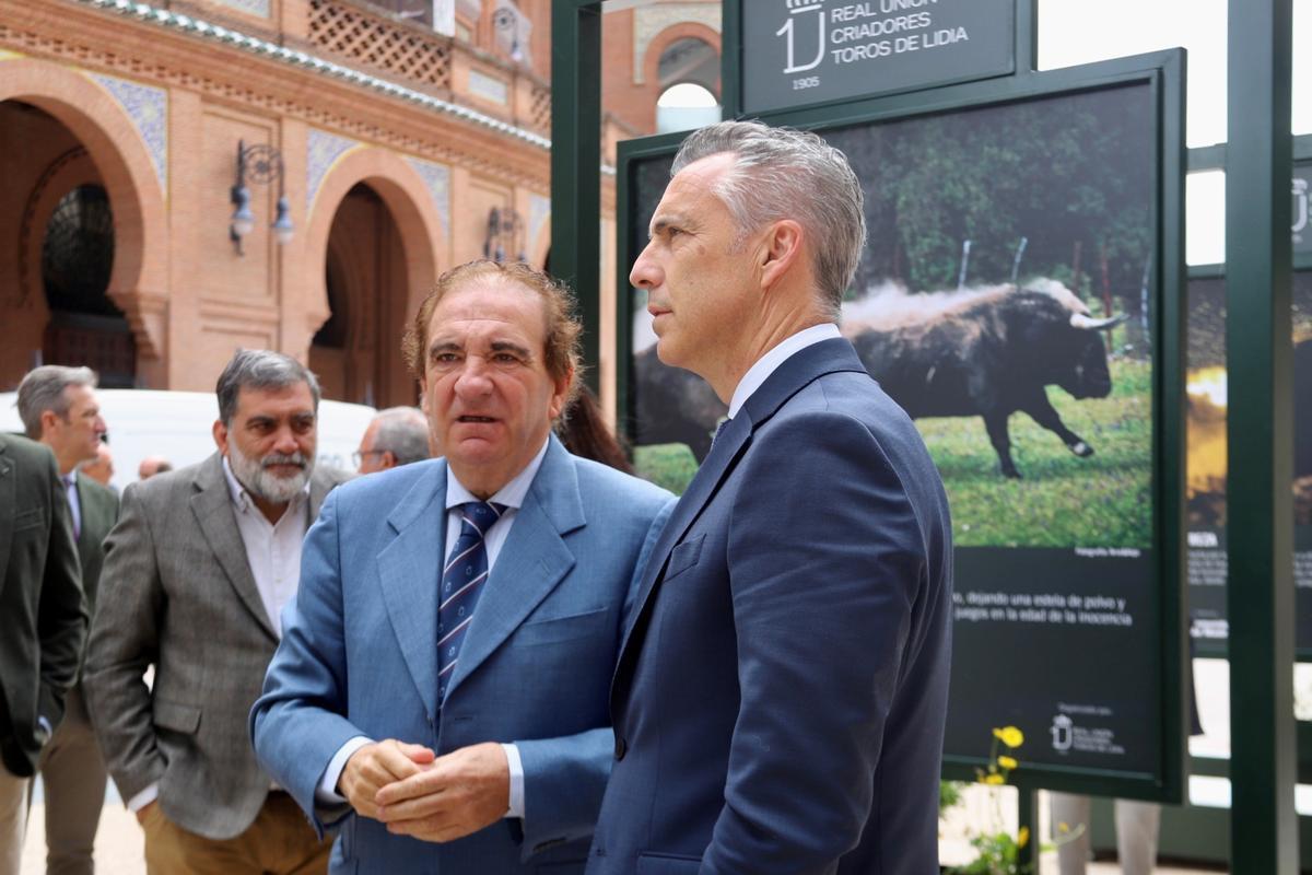 Antonio Bañuelos, Carlos Novillo y Ángel de Oteo, en la inauguración de la exposición Toro Bravo, el guardián de la biodiversidad, instalada en la explanada de Las Ventas.