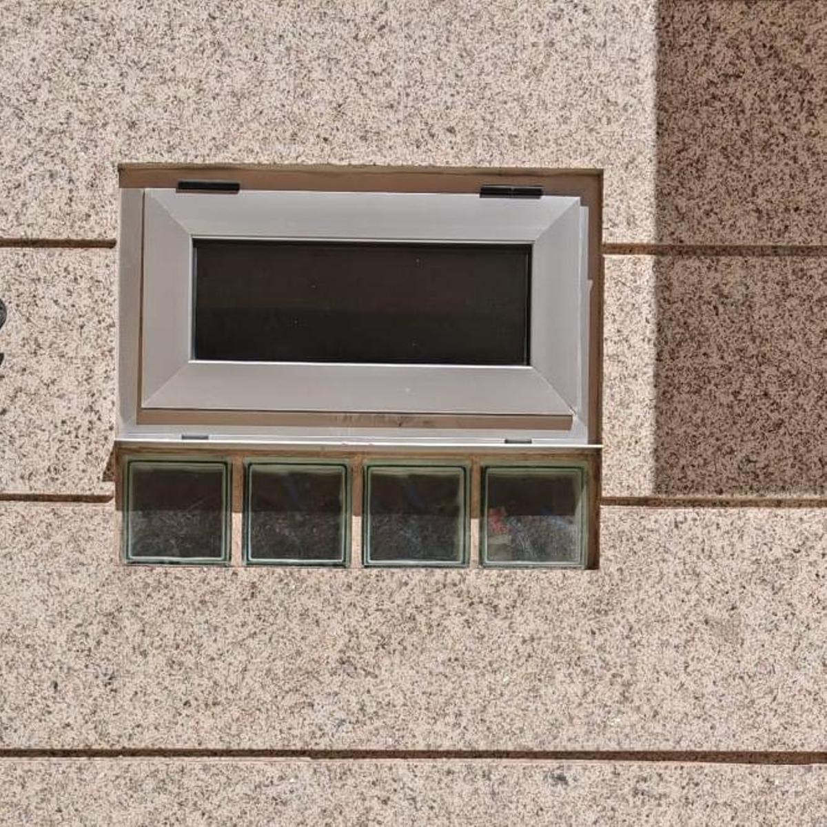 La ventana por la que se coló el ladrón para entrar en un establecimiento en Cangas.
