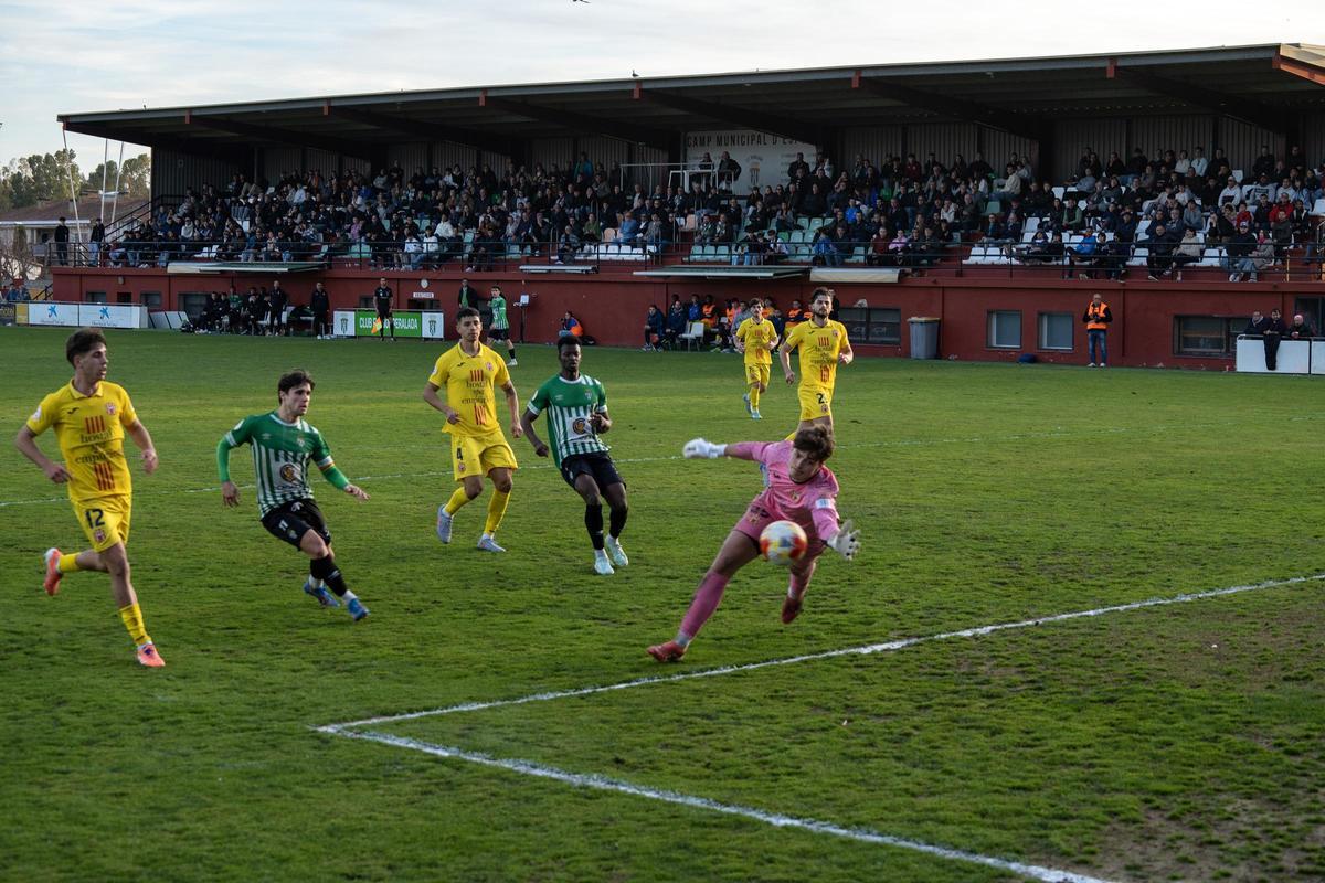 Les millors imatges de l'empat en el derbi entre el Peralada i l'Escala