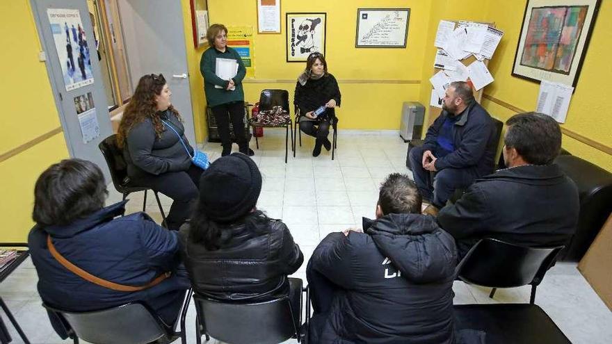 Carmen Guimeráns (de pie) y Berta Gómez durante una sesión con varios pacientes en Asvidal. // M. G. Brea.